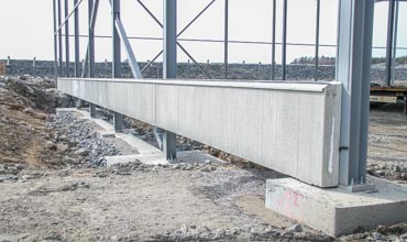 Trīsslāņu dzelzsbetona cokols