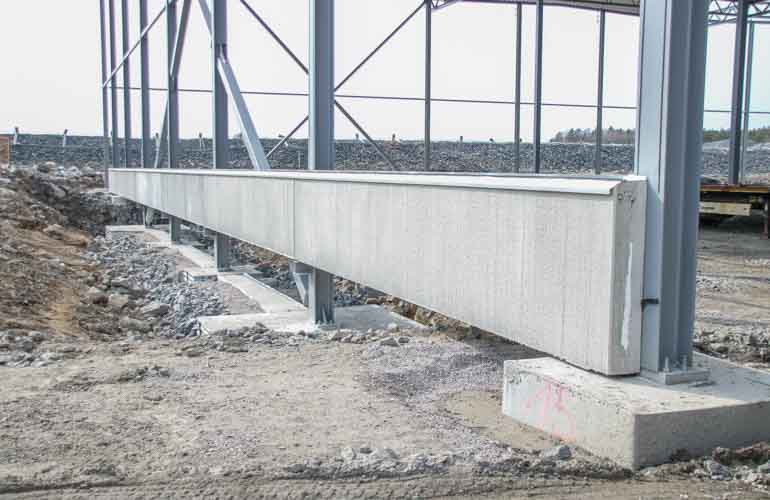 Trīsslāņu dzelzsbetona cokola elements